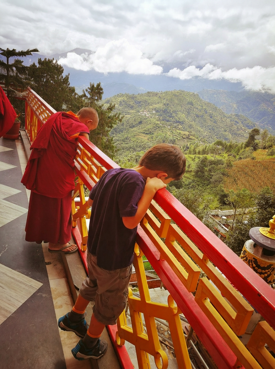 Jeune moine bouddhiste et enfant contemplant les montagnes himalayennes depuis un balcon de monastère