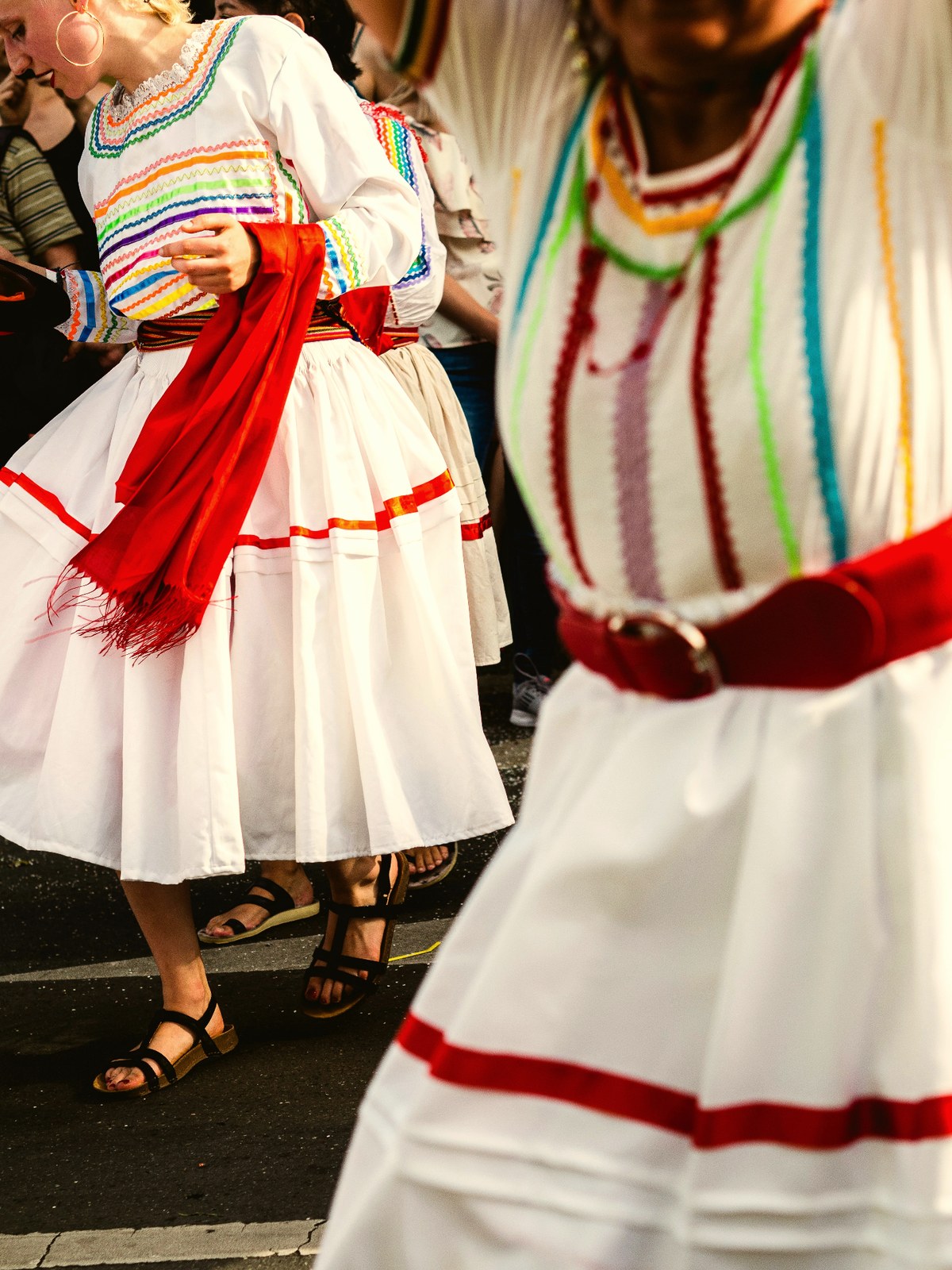 Danseuses en tenues traditionnelles brodées lors d'une fête péruvienne